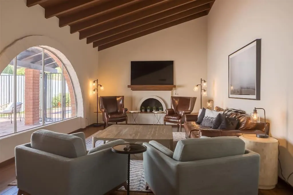 Spacious Arcadia Lite House W Pool Mtn Views 凤凰城 0*,  美国